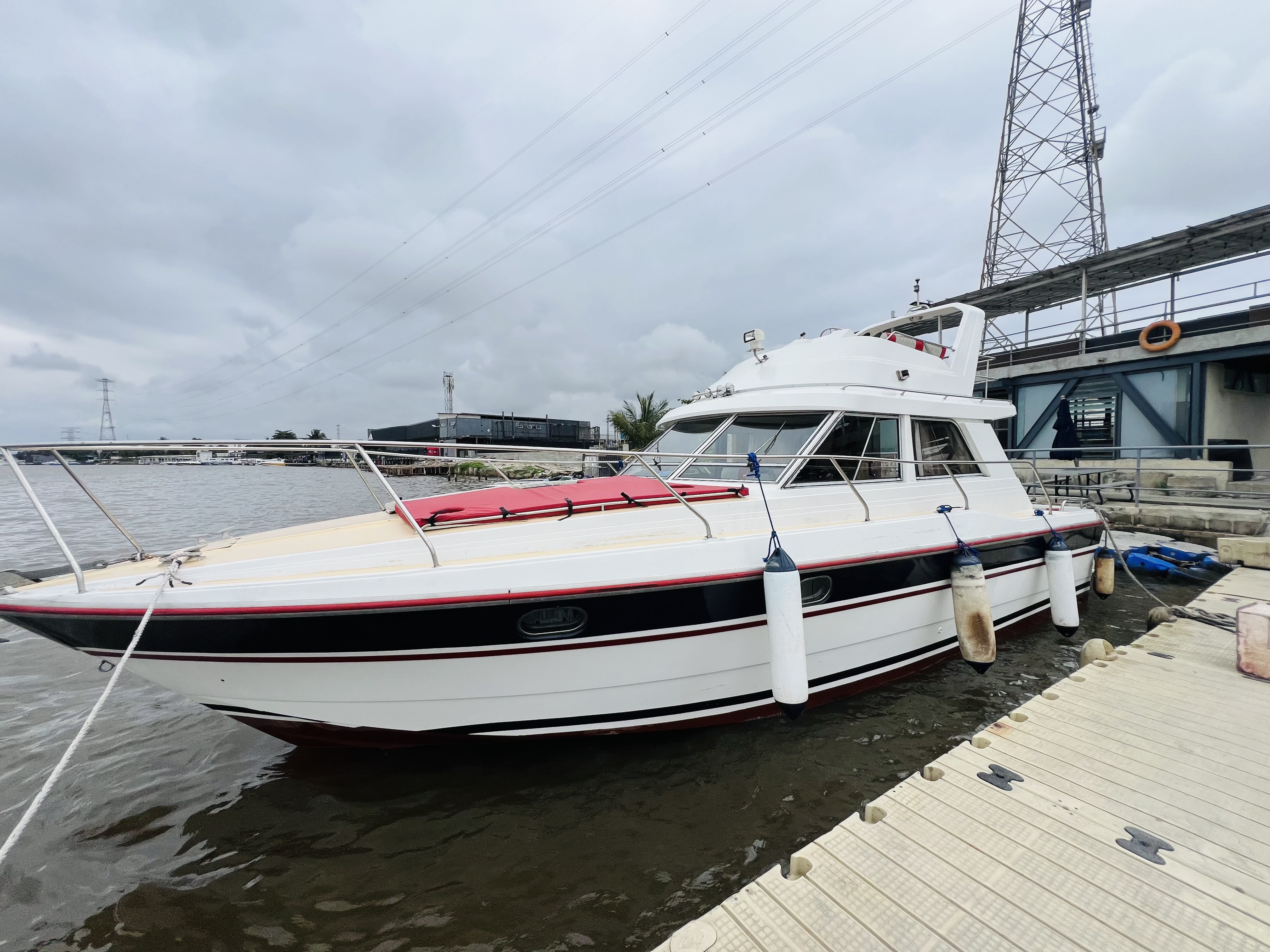 Yatch Cruise 25