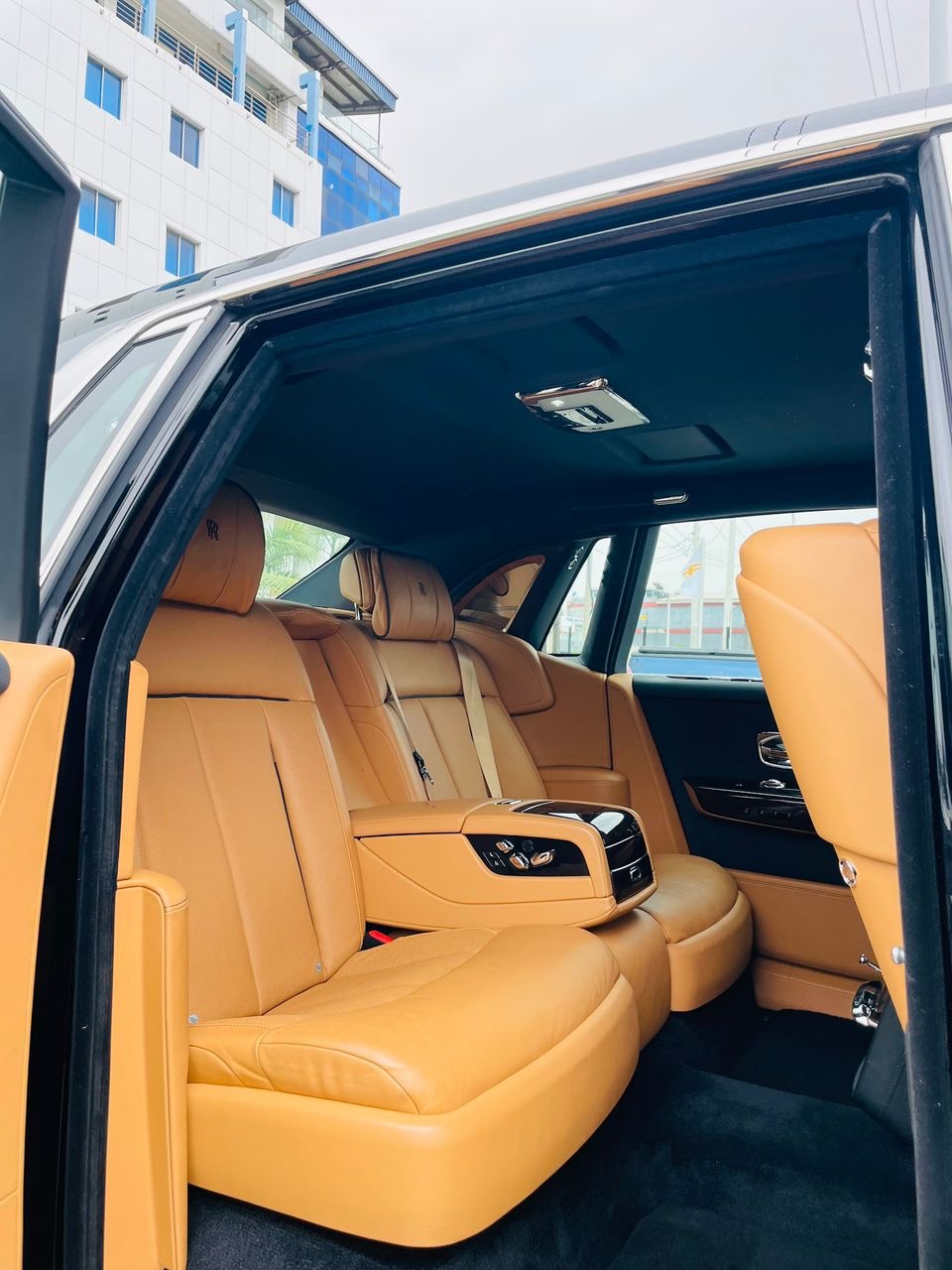 Car rental (ROLLS ROYCE PHANTOM)