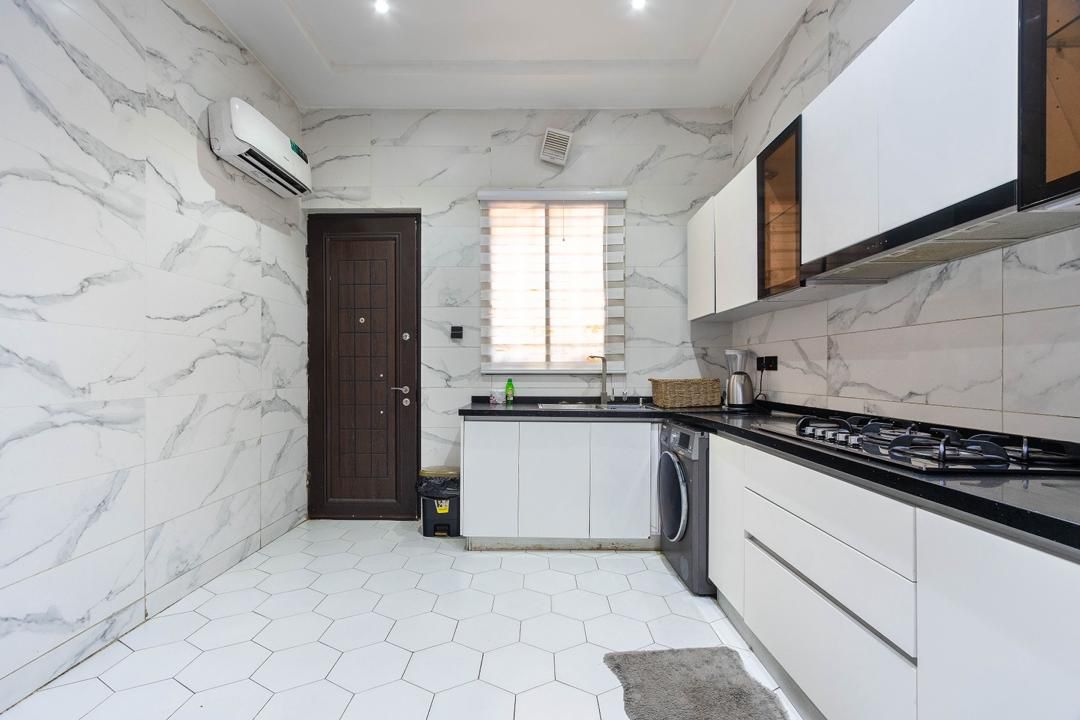 4-bedroom Seaview apartment with swimming pool, snooker.